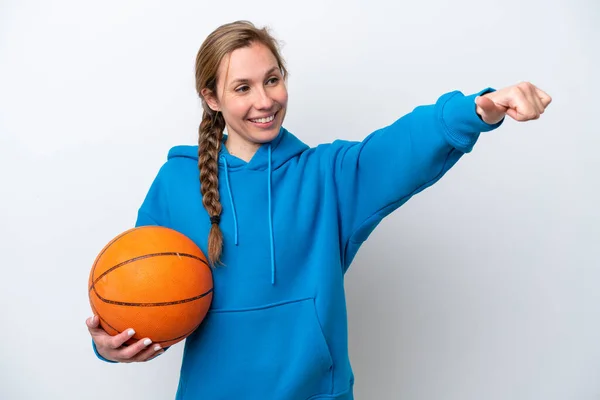 Jovem Caucasiana Jogando Basquete Isolado Fundo Branco Dando Gesto Polegar — Fotografia de Stock