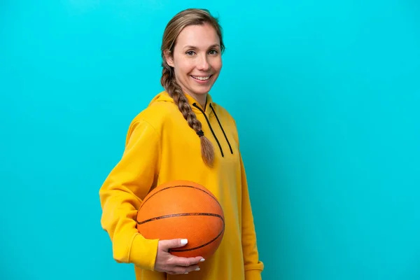 Mladá Běloška Žena Izolované Modrém Pozadí Hrát Basketbal — Stock fotografie