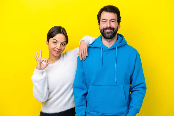 Young Caucasian Couple Isolated Yellow Background Showing Sign Fingers — Stock fotografie