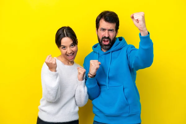 Giovane Coppia Caucasica Isolata Sfondo Giallo Che Celebra Una Vittoria — Foto Stock