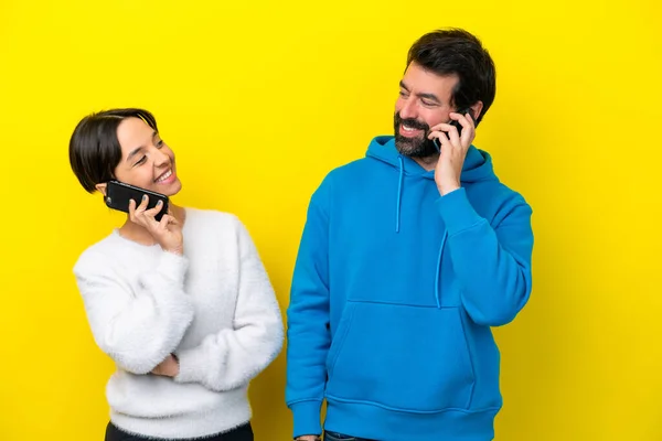 Giovane Coppia Caucasica Isolata Sfondo Giallo Parlando Con Cellulare — Foto Stock