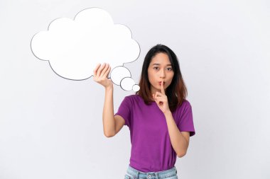 Genç Vietnamlı kadın, beyaz arka planda izole edilmiş bir şekilde elinde bir konuşma balonu tutuyor ve sessizlik jesti yapıyor.