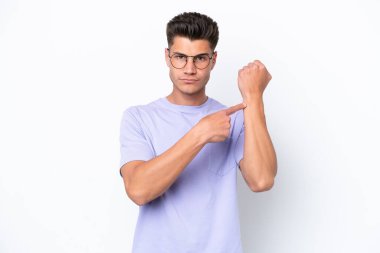 Beyaz arka planda izole genç beyaz adam geç kalma jesti yapıyor