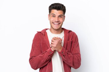 Beyaz arka planda izole edilmiş genç beyaz adam gülüyor.