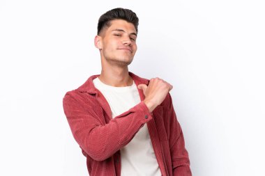 Beyaz arka planda soyutlanmış, gururlu ve kendini beğenmiş beyaz bir adam.