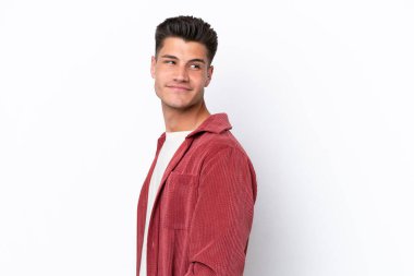 Beyaz arka planda izole edilmiş genç beyaz bir adam. Portre