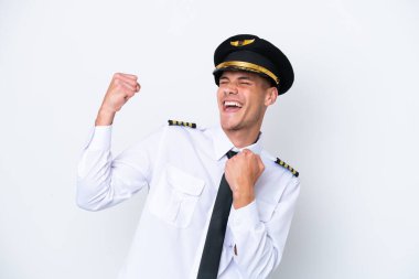 Beyaz arka planda izole edilmiş Kafkasyalı uçak pilotu zaferi kutluyor