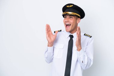 Beyaz arka planda, şaşırmış yüz ifadesiyle izole edilmiş Kafkas uçağı pilotu.