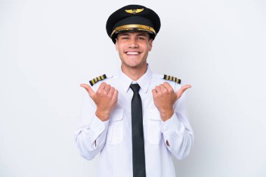 Kafkasyalı uçak pilotu beyaz arka planda izole edilmiş. Baş parmakları havada ve gülümsüyor.