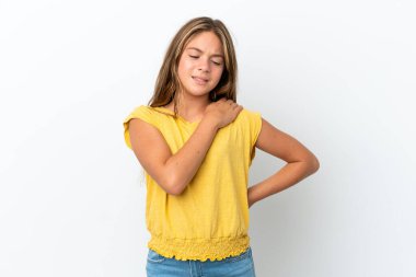 Beyaz arka planda izole edilmiş beyaz bir kız omuz ağrısından muzdarip.