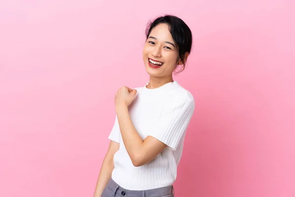 Joven Vietnamita Aislada Sobre Fondo Rosa Celebrando Una Victoria —  Fotos de Stock