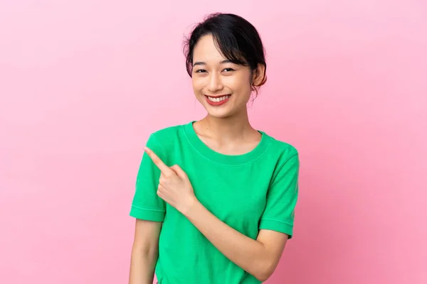 Jeune Femme Vietnamienne Isolée Sur Fond Rose Pointant Vers Côté — Photo