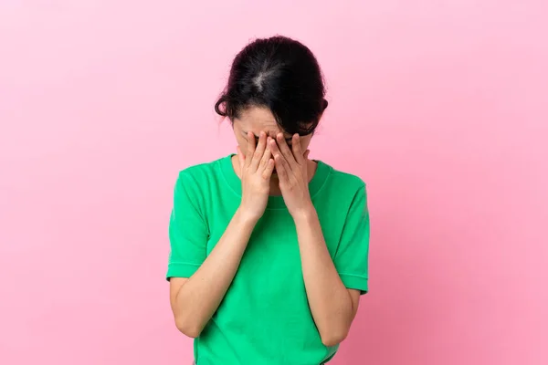 Mujer Vietnamita Joven Aislada Sobre Fondo Rosa Con Expresión Cansada — Foto de Stock