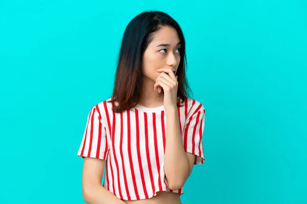 Jovem Vietnamita Isolada Fundo Azul Com Dúvidas Com Expressão Facial — Fotografia de Stock