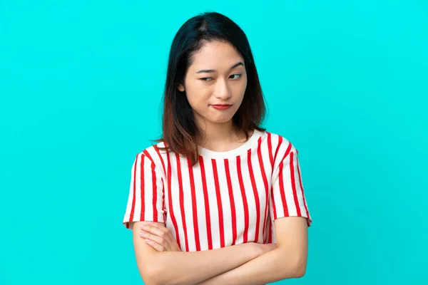 Ung Vietnamesisk Kvinna Isolerad Blå Bakgrund Känsla Upprörd — Stockfoto