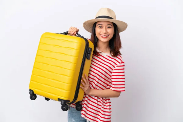 若いベトナム人女性隔離上の白い背景で休暇で旅行スーツケース — ストック写真