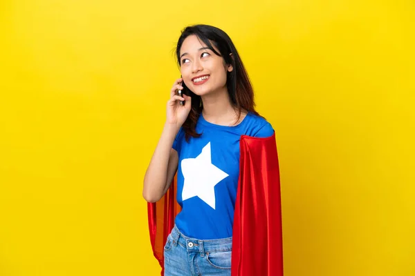 Super Herói Mulher Vietnamita Isolado Fundo Amarelo Mantendo Uma Conversa — Fotografia de Stock