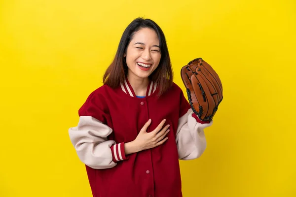 Jonge Vietnamese Speler Vrouw Met Honkbal Handschoen Geïsoleerd Gele Achtergrond — Stockfoto