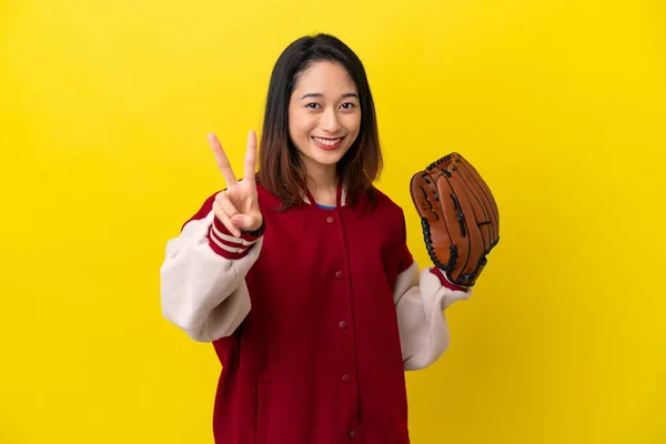 Jonge Vietnamese Speler Vrouw Met Honkbal Handschoen Geïsoleerd Gele Achtergrond — Stockfoto