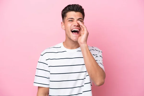 Jonge Kaukasische Man Geïsoleerd Roze Achtergrond Schreeuwen Met Mond Wijd — Stockfoto