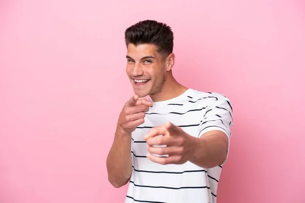 Jovem Caucasiano Isolado Fundo Rosa Apontando Para Frente Sorrindo — Fotografia de Stock