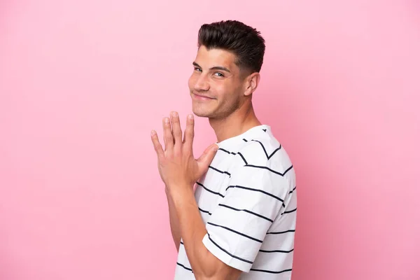 Jonge Blanke Man Geïsoleerd Roze Achtergrond Intrigerende Iets — Stockfoto