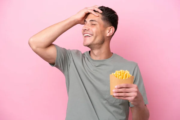 Jonge Blanke Man Met Gebakken Chips Geïsoleerd Roze Achtergrond Glimlachen — Stockfoto