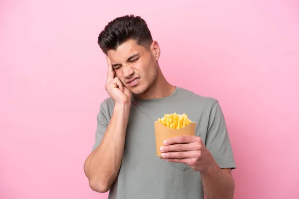 Jonge Blanke Man Met Gebakken Chips Geïsoleerd Roze Achtergrond Met — Stockfoto