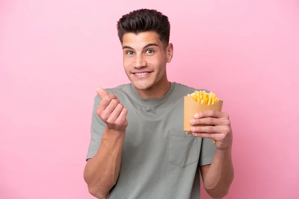 Jonge Blanke Man Met Gebakken Chips Geïsoleerd Roze Achtergrond Het — Stockfoto