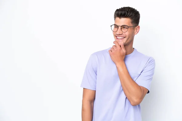 Jovem Caucasiano Isolado Fundo Branco Olhando Para Lado Sorrindo — Fotografia de Stock