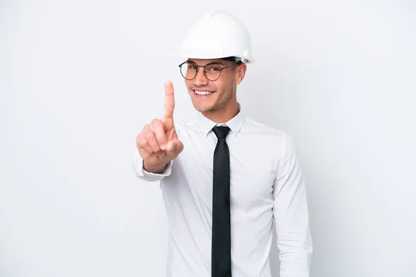 Joven Arquitecto Caucásico Con Casco Sosteniendo Planos Aislados Sobre Fondo —  Fotos de Stock