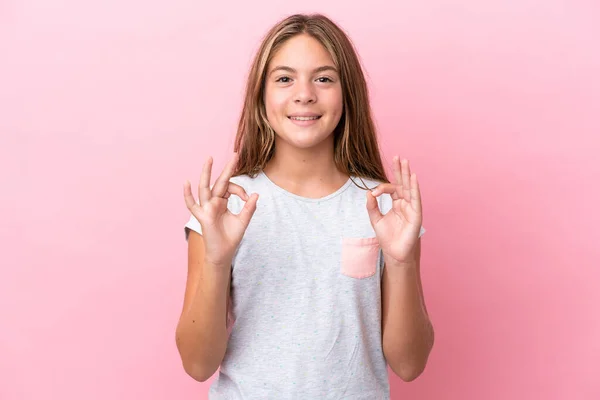 小さなCaucasian女の子絶縁上のピンクの背景ショーOk Signとともに二つの手 — ストック写真