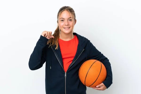 Mały Kaukaski Dziewczyna Odizolowany Biały Tło Gra Koszykówkę Dumny Sam — Zdjęcie stockowe