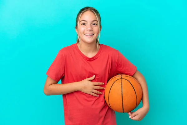 Pequeña Chica Caucásica Jugando Baloncesto Aislado Sobre Fondo Azul Sonriendo — Foto de Stock