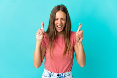 Parmak geçişi ile izole mavi arka plan üzerinde genç kadın