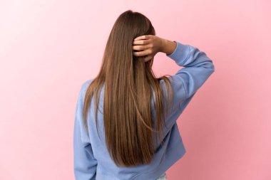 Arka planda pembe bir geçmişi olan genç bir kadın.