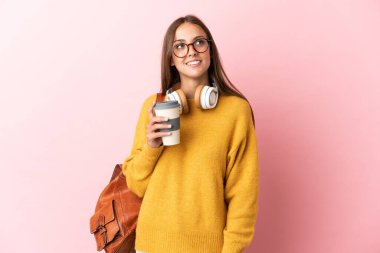 Soyutlanmış pembe arka planda genç bir bayan bir fikir ararken...