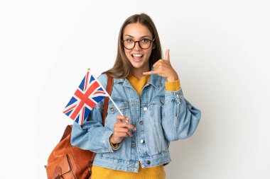 Genç İspanyol kadın, telefon hareketleriyle Birleşik Krallık bayrağını izole edilmiş beyaz arka planda tutuyor. Bana geri dönüş işareti ver.