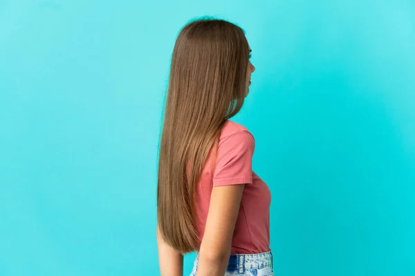 Jovem Mulher Sobre Fundo Azul Isolado Posição Traseira Olhando Para — Fotografia de Stock