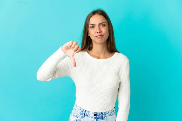 Mujer Joven Sobre Fondo Azul Aislado Mostrando Pulgar Hacia Abajo — Foto de Stock