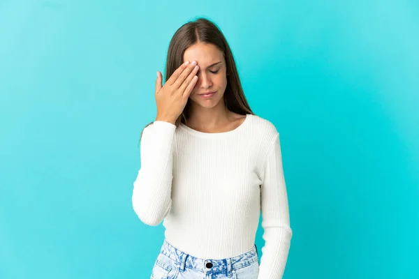 Junge Frau Vor Isoliertem Blauen Hintergrund Mit Kopfschmerzen — Stockfoto