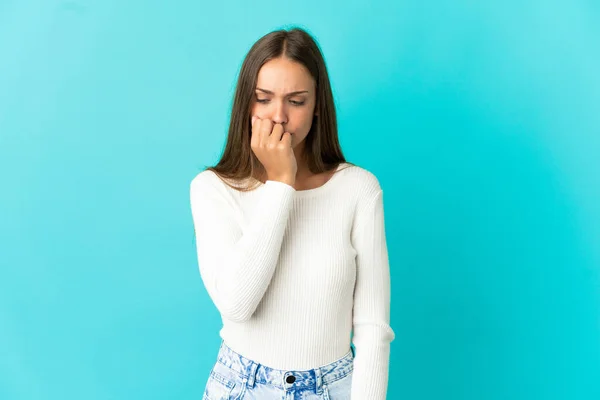 Junge Frau Über Einsamen Blauen Hintergrund Hat Zweifel — Stockfoto