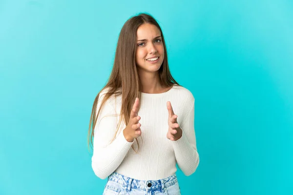 Jovem Mulher Sobre Fundo Azul Isolado Aplaudindo Após Apresentação Uma — Fotografia de Stock