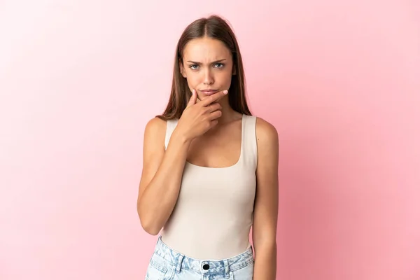 Jonge Vrouw Geïsoleerde Roze Achtergrond Denken — Stockfoto