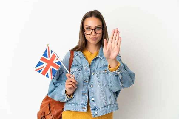 Mladá Hispánka Drží Vlajku Spojeného Království Nad Izolované Bílé Pozadí — Stock fotografie