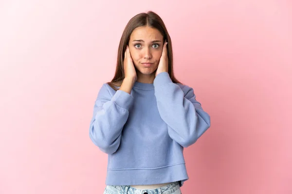 Jeune Femme Sur Fond Rose Isolé Frustré Couvrant Les Oreilles — Photo