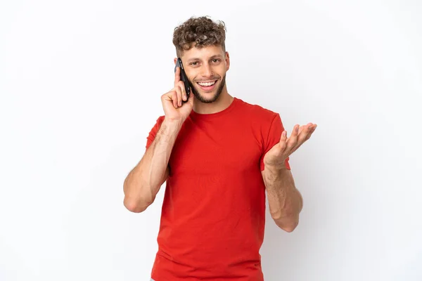 Jovem Caucasiano Bonito Homem Isolado Fundo Branco Mantendo Uma Conversa — Fotografia de Stock