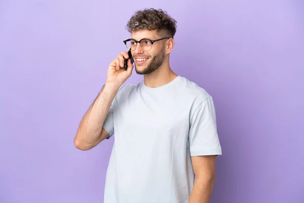 Mor Arka Planda Izole Edilmiş Beyaz Bir Adam Cep Telefonuyla — Stok fotoğraf