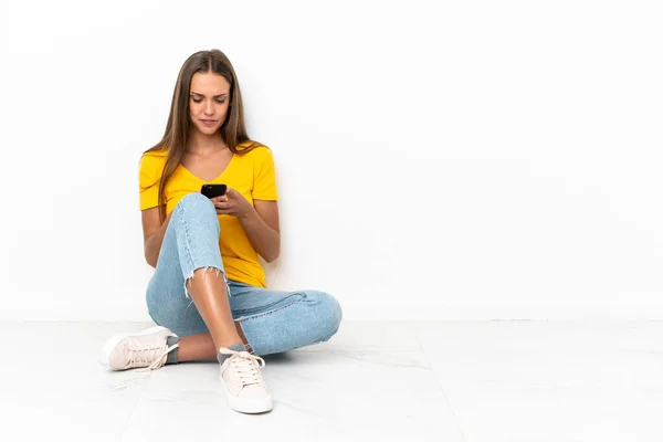 Yerde Oturan Genç Kız Cep Telefonuyla Mesaj Yolluyor — Stok fotoğraf