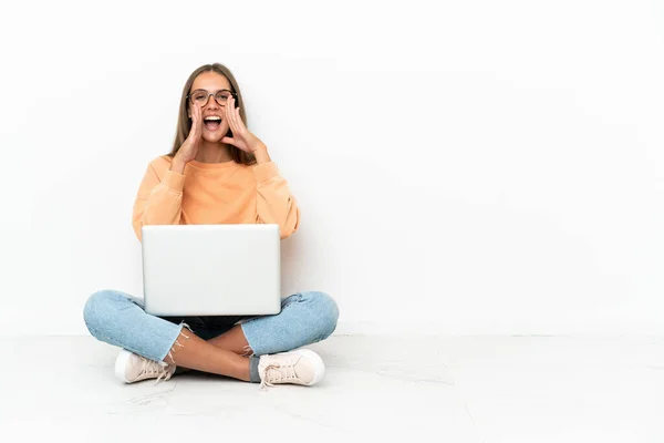 Young Woman Laptop Sitting Floor Shouting Announcing Something — Stock Photo, Image